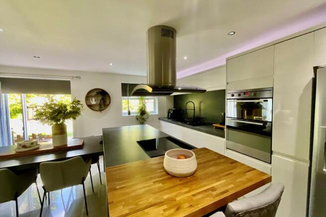 4 bed Detached for sale Image 12