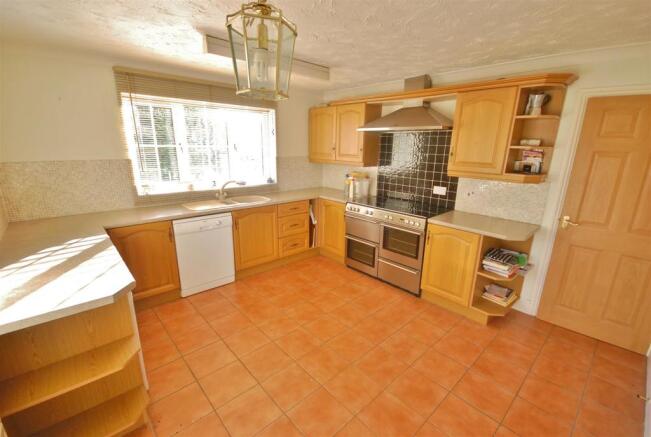 KITCHEN/DINER: