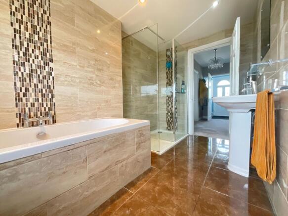 4 bed Detached Bungalow for sale Image 10