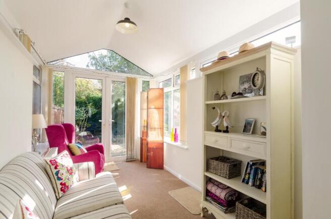 4 bed House to rent Image 5