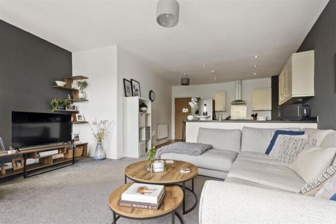 2 bed Flat for sale Image 7