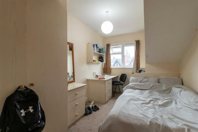 7 bed House to rent Image 4