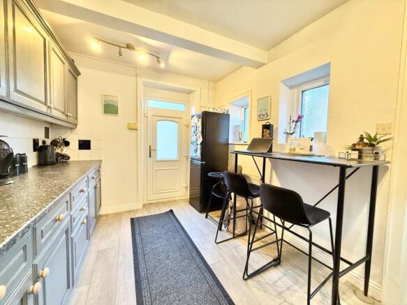 2 bed End of Terrace to rent Image 5