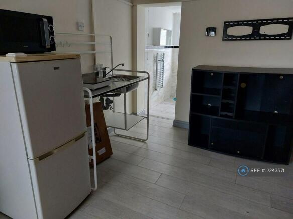 Fridgefreezer/Kitchenette