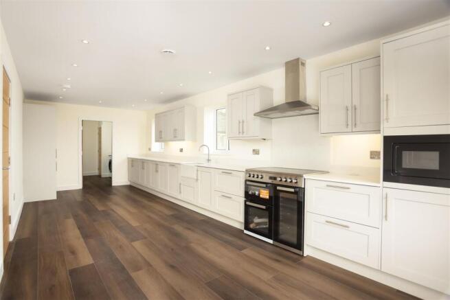 4 bed Semi-Detached for sale Image 4