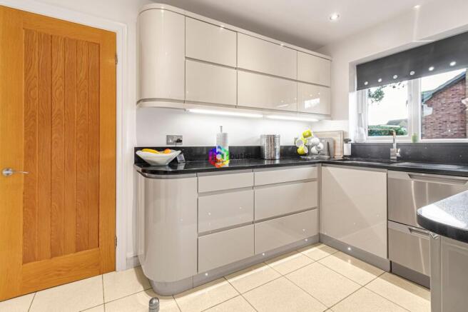 4 bed Detached for sale Image 6