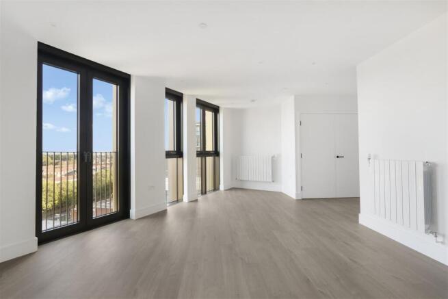 703 Redwood Tower 5 Affinity View London E16 4EJ -