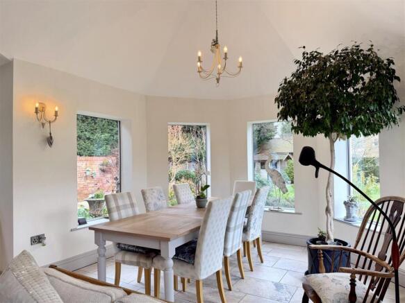 6 bed Detached for sale Image 6