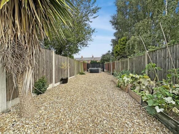 Generous Private Garden 928
