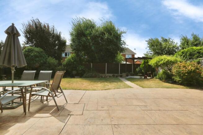 5 bed Detached for sale Image 11