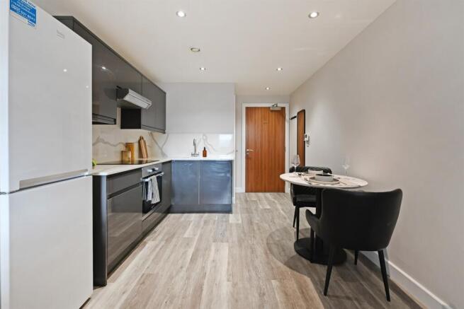 2 bed Apartment to rent Image 11