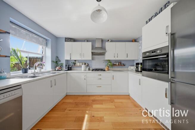 4 bed Detached for sale Image 11