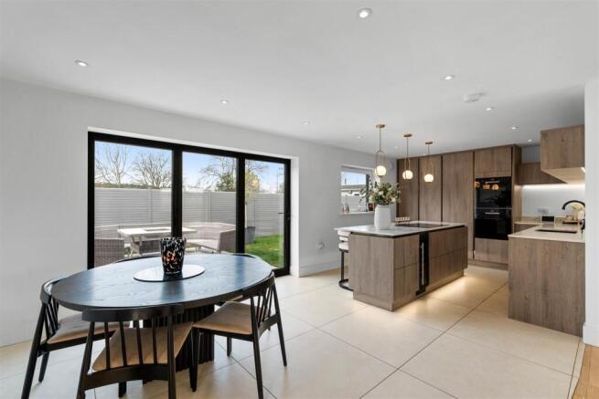 5 bed Detached for sale Image 5