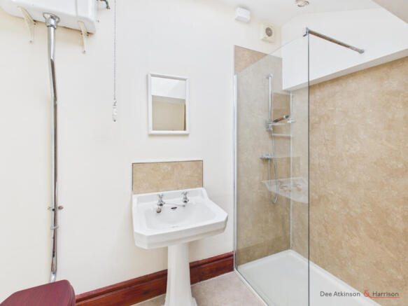 4 bed House to rent Image 12