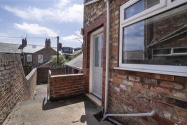 2 bed Terraced to rent Image 10