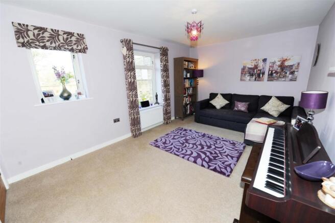 FAMILY ROOM/GUEST ROOM 5.