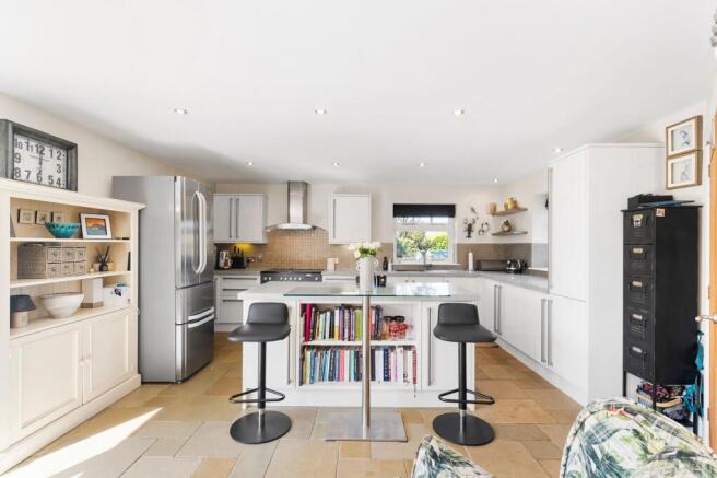 5 bed Detached for sale Image 7