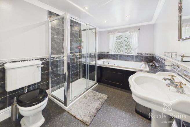 4 bed Detached for sale Image 7