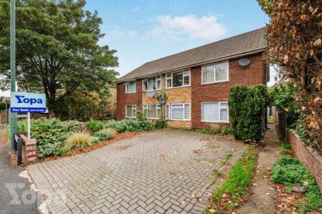 2-bed flat on Woolwich Road, Belvedere, DA17, £290,000