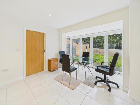 5 bed Detached for sale Image 7