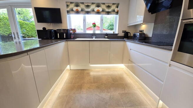 Greenacres, Woolton Hill, Newbury, RG20 9TA photo 4