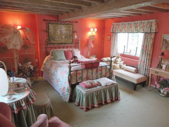 BEDROOM 1 (FRONT)