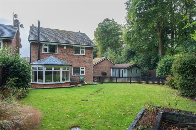 A well-presented and extended detached family home on a prime corner plot photo 4