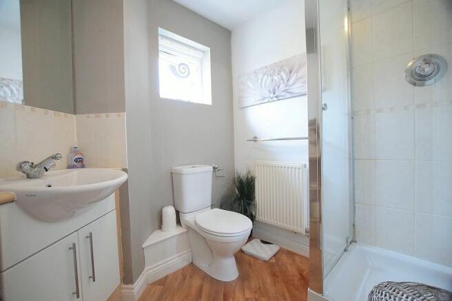 En-suite shower room/wc to master bedroom