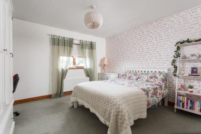 5 bed Detached for sale Image 11