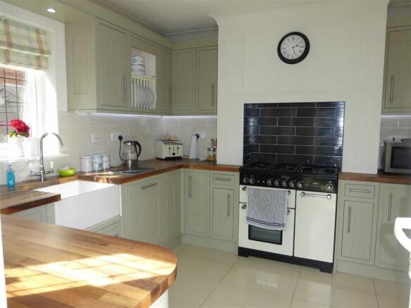 FITTED KITCHEN