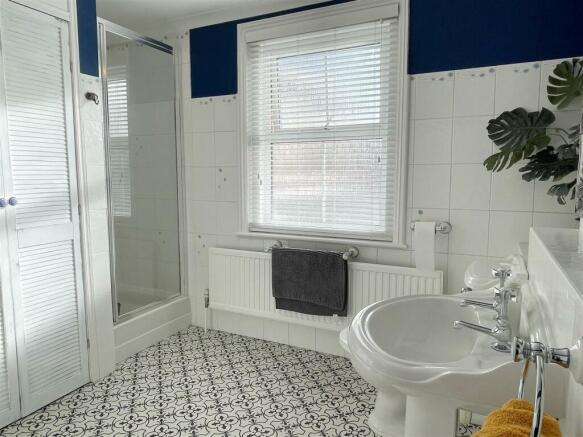 Bathroom 1a.JPG