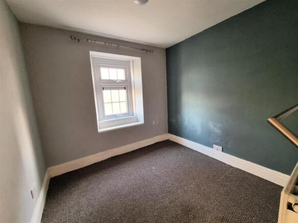 6 Queens Square - Bedroom 2.jpg