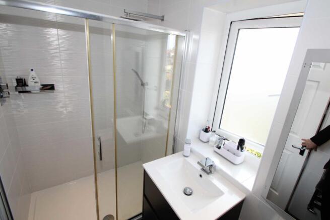 EN SUITE SHOWER ROOM