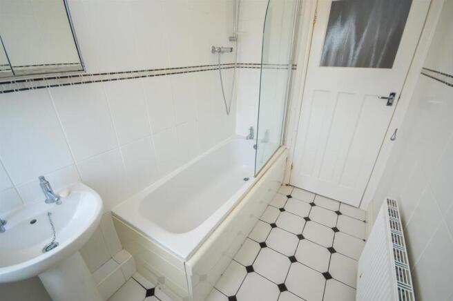 3 bed Flat for sale Image 3