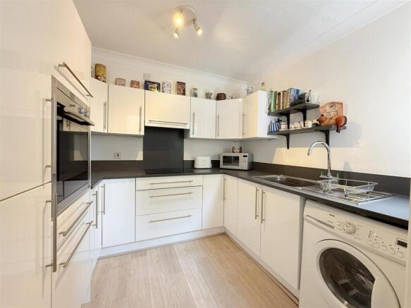 Brielen Court, Radcliffe-On-Trent, Nottingham photo 4