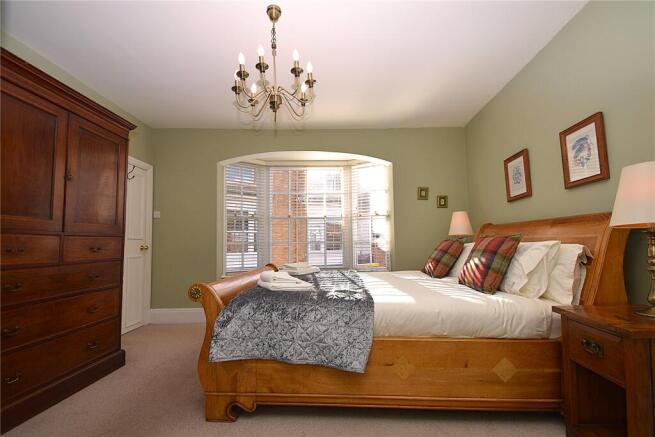 5 bed House for sale Image 8