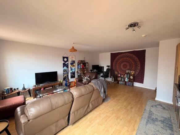 2 bed Flat for sale Image 4
