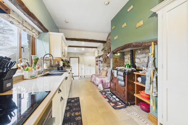 5 bed Detached for sale Image 8