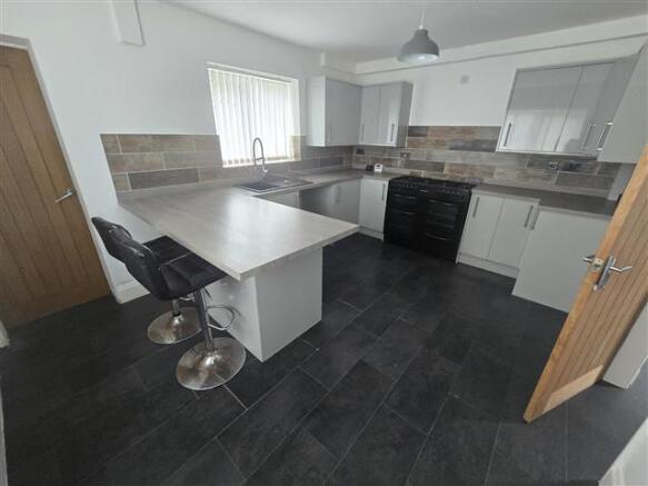 3 bed End of Terrace to rent Image 4