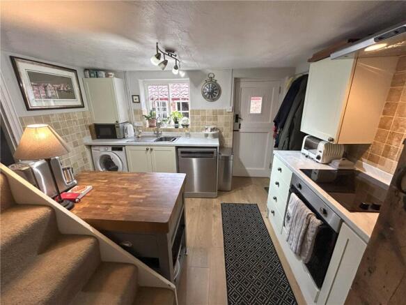 2 bed Semi-Detached to rent Image 4