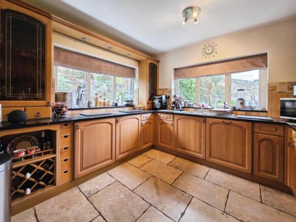 5 bed Semi-Detached for sale Image 6