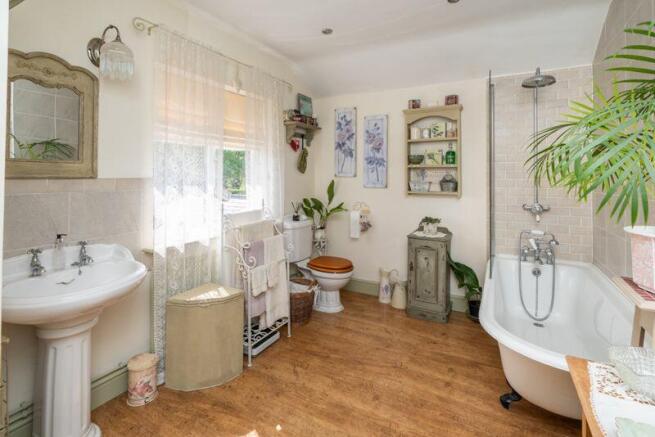 1ST FLOOR BATHROOM