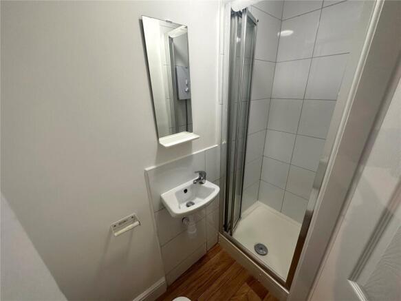 4 bed House to rent Image 5