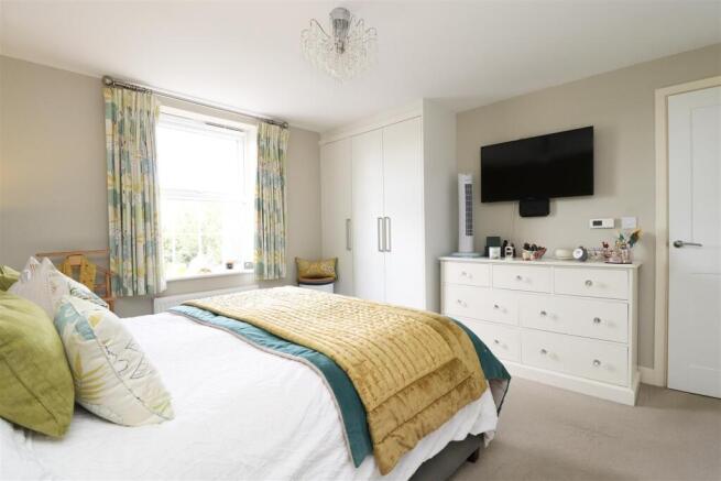 4 bed Detached for sale Image 11