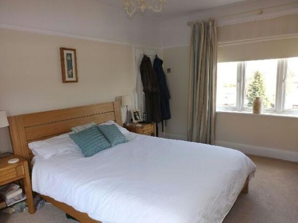 Bedroom 1 Pic 3