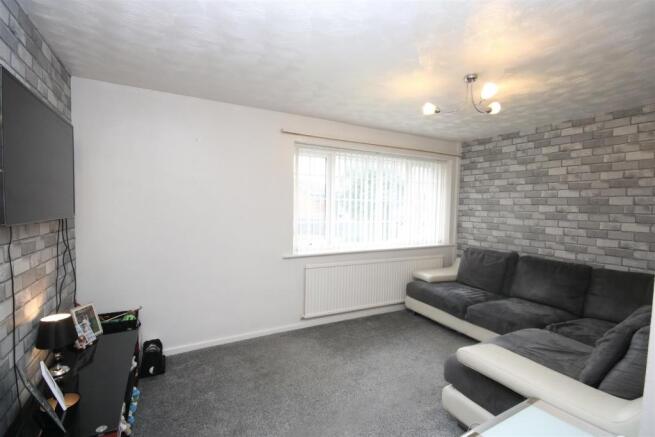 'L' SHAPED OPEN PLAN LIVING./ DINING ROOM