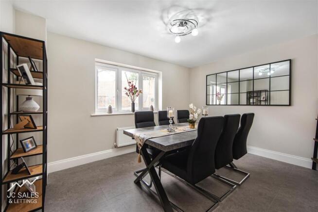4 bed Detached for sale Image 9