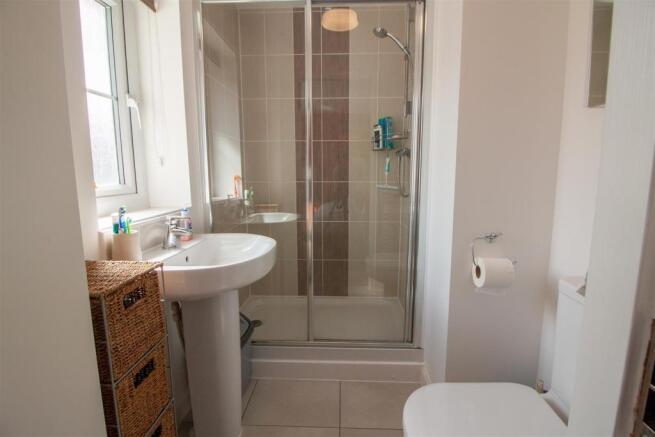 MASTER EN-SUITE