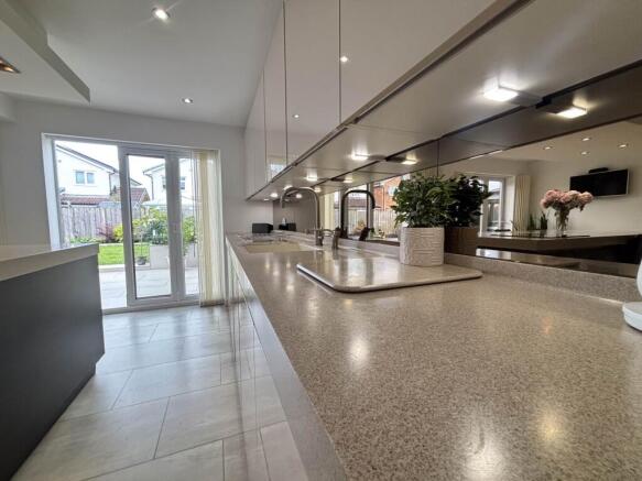 5 bed Detached for sale Image 12