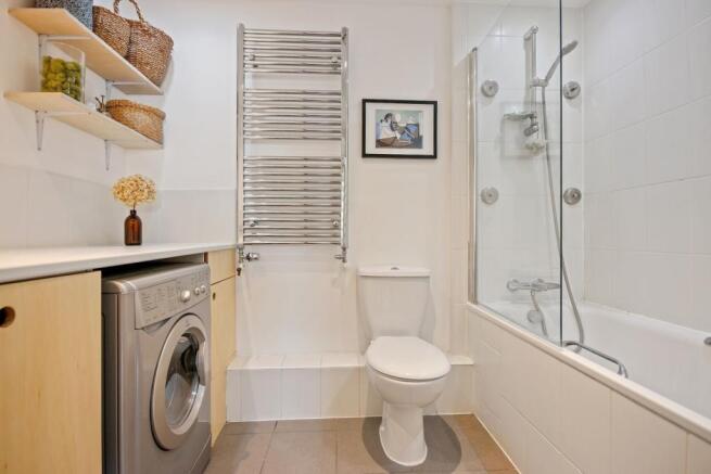 Bathroo.Washroom